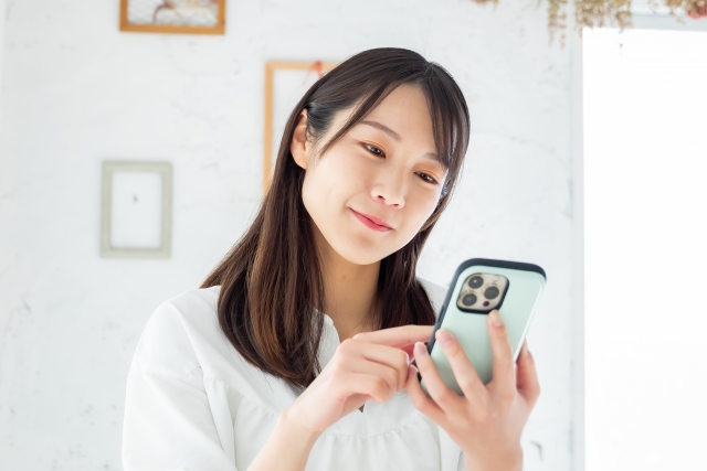 スマートフォンを操作する若い女性